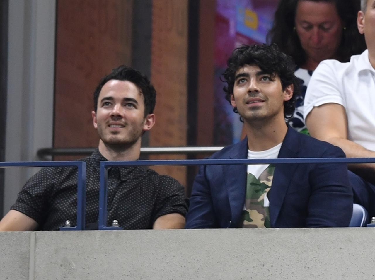 ジョー&ケヴィン・ジョナス、全米オープンでカメラに抜かれると…