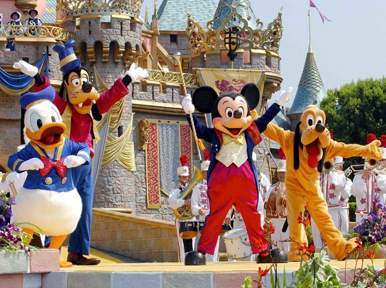 ディズニーランドで見つけた「ゴシップ紙」にマーベル映画とのリンクが