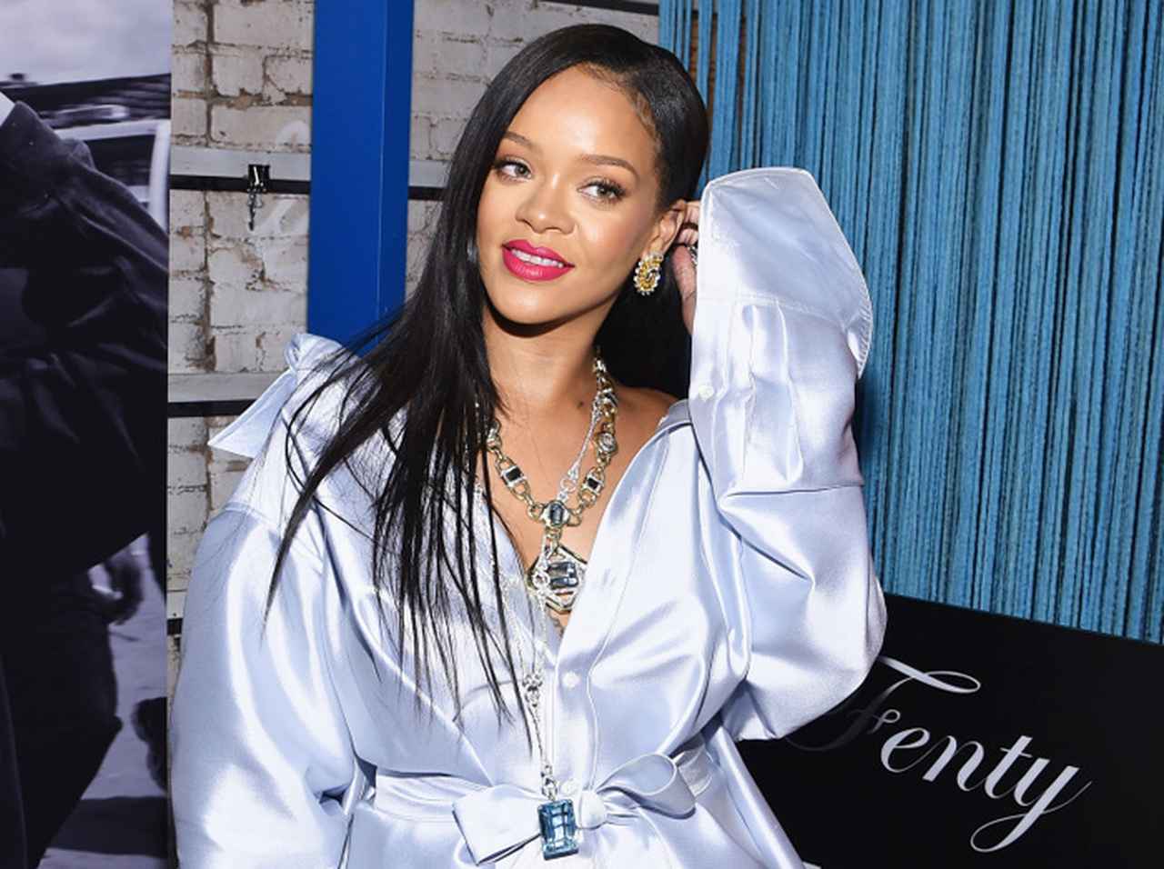 リアーナ、ファンからの荒っぽい「おねだり」に丁寧に応える