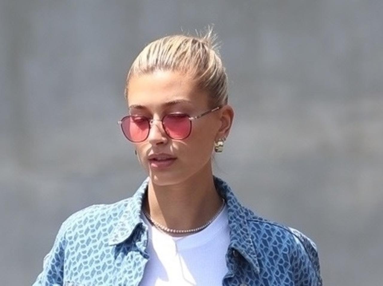 ヘイリー・ボールドウィンが伝授、スタイルを良く見せるワイドパンツコーデとは?