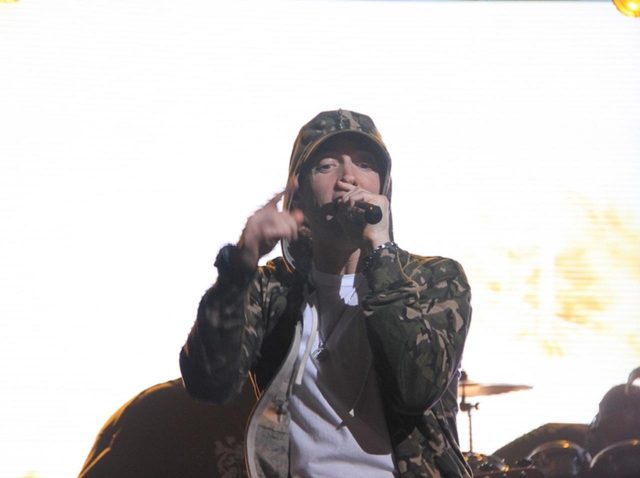 エミネム、セルフィーを撮るときのお決まりポーズとは？