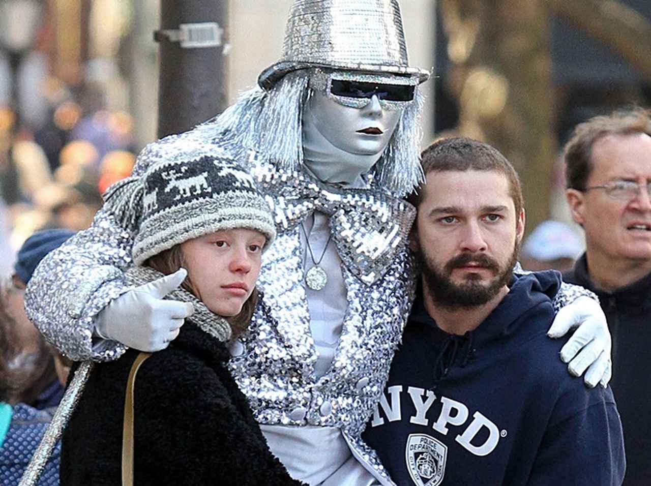 シャイア・ラブーフがミア・ゴスと離婚、あのシンガーと熱愛