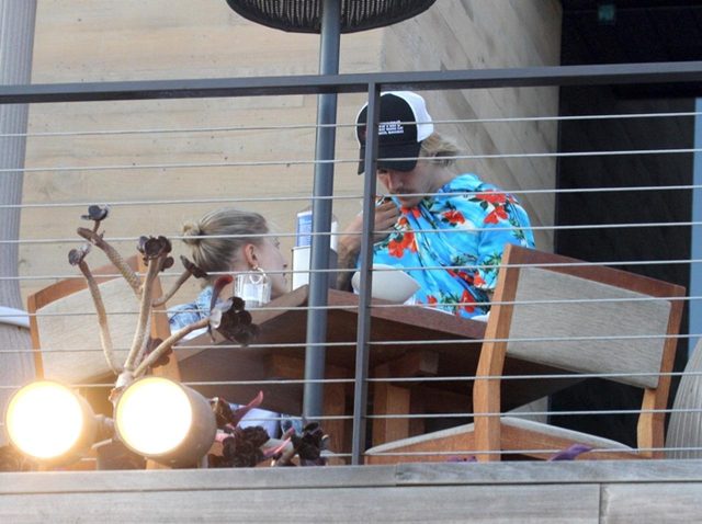 ジャスティン・ビーバー、半裸で婚約者ヘイリーと「怪しい仕草」