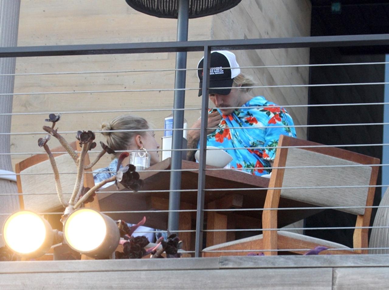 ジャスティン・ビーバー、半裸で婚約者ヘイリーと「怪しい仕草」