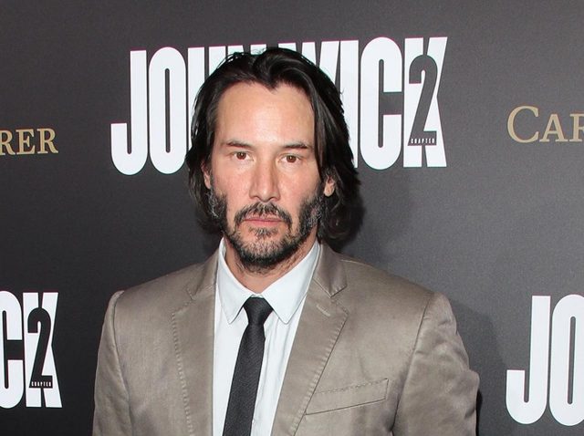 キアヌ・リーブスがファンの結婚式に参加！激レアな「ハイテンションポーズ」で記念撮影