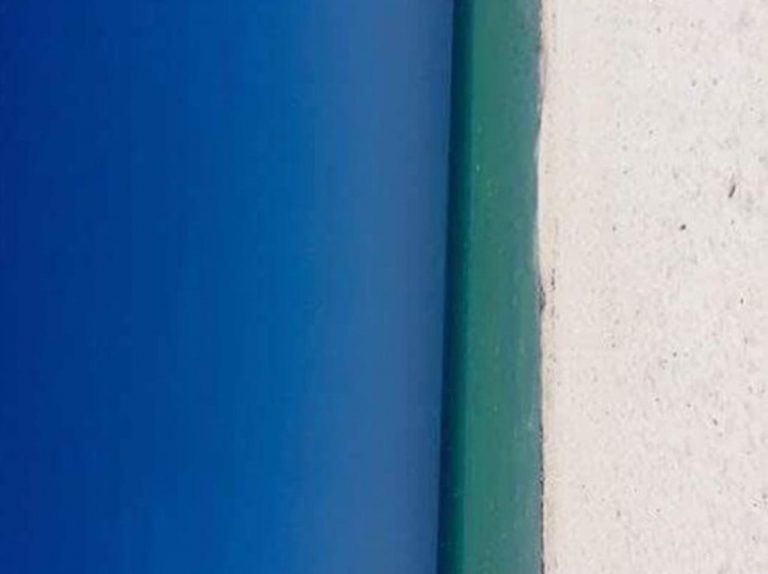これはビーチ?ドア?錯覚に陥る1枚の写真が話題