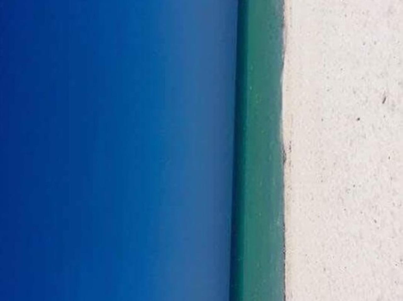 これはビーチ?ドア?錯覚に陥る1枚の写真が話題
