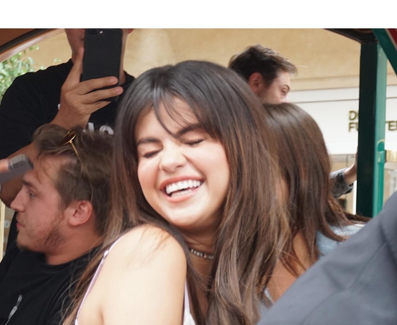 セレーナ・ゴメス、ある人のライブで撮影されたテンションブチアゲ姿に親近感