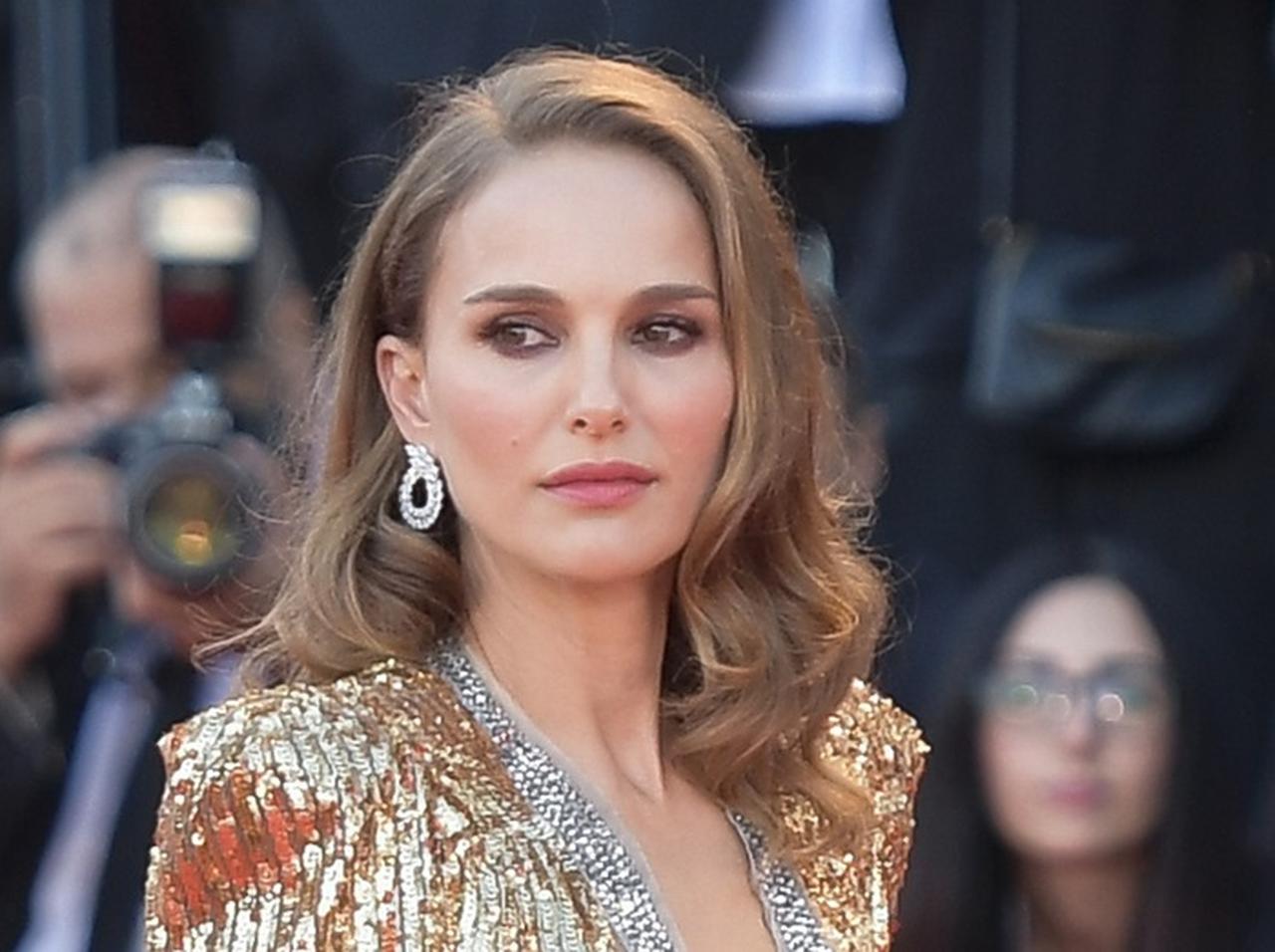 ナタリー・ポートマン、ドレスにつまずいた後輩女優にファインプレー