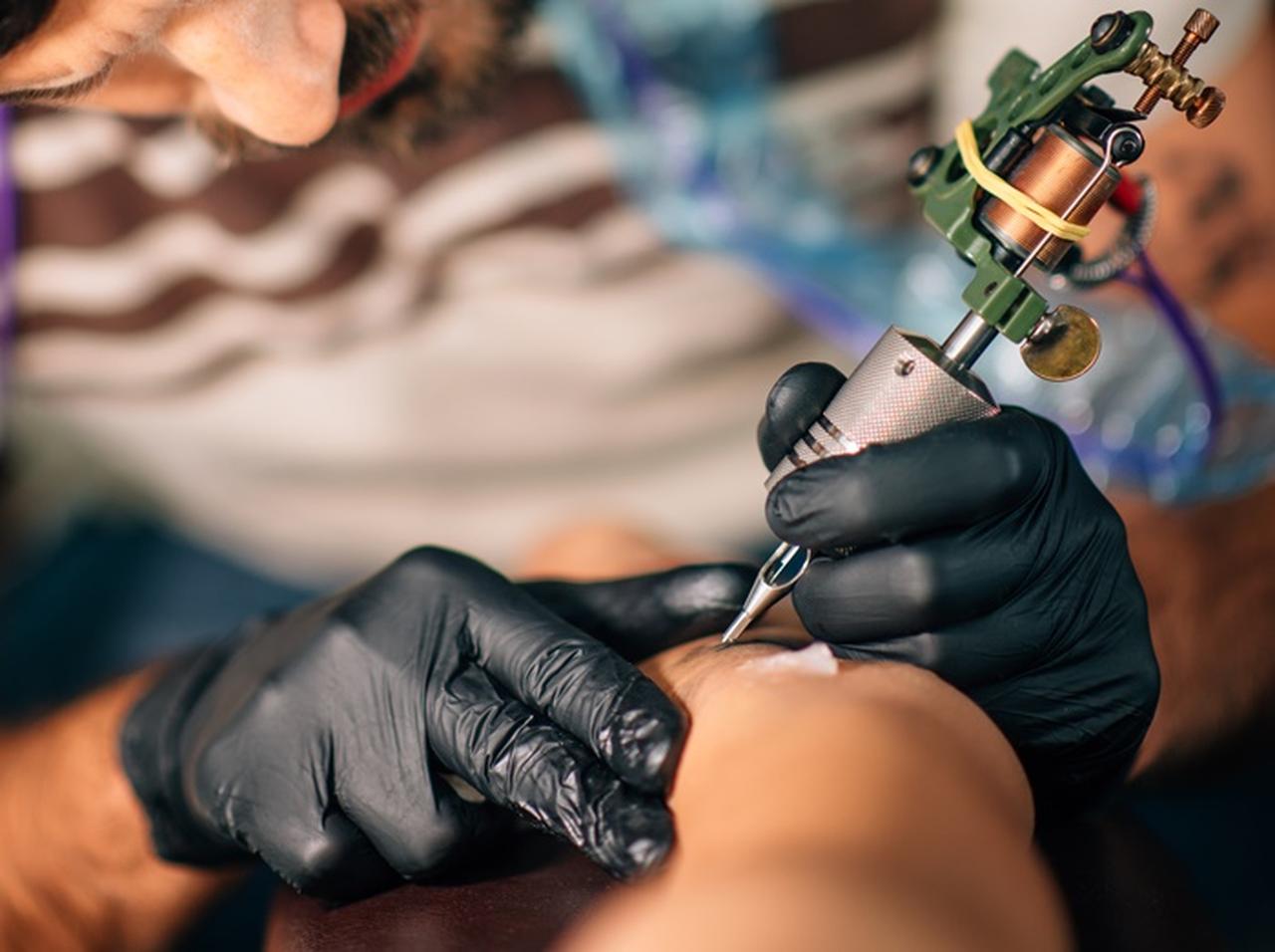 10歳の少年がタトゥーを入れて警察沙汰に、母親も同意していた