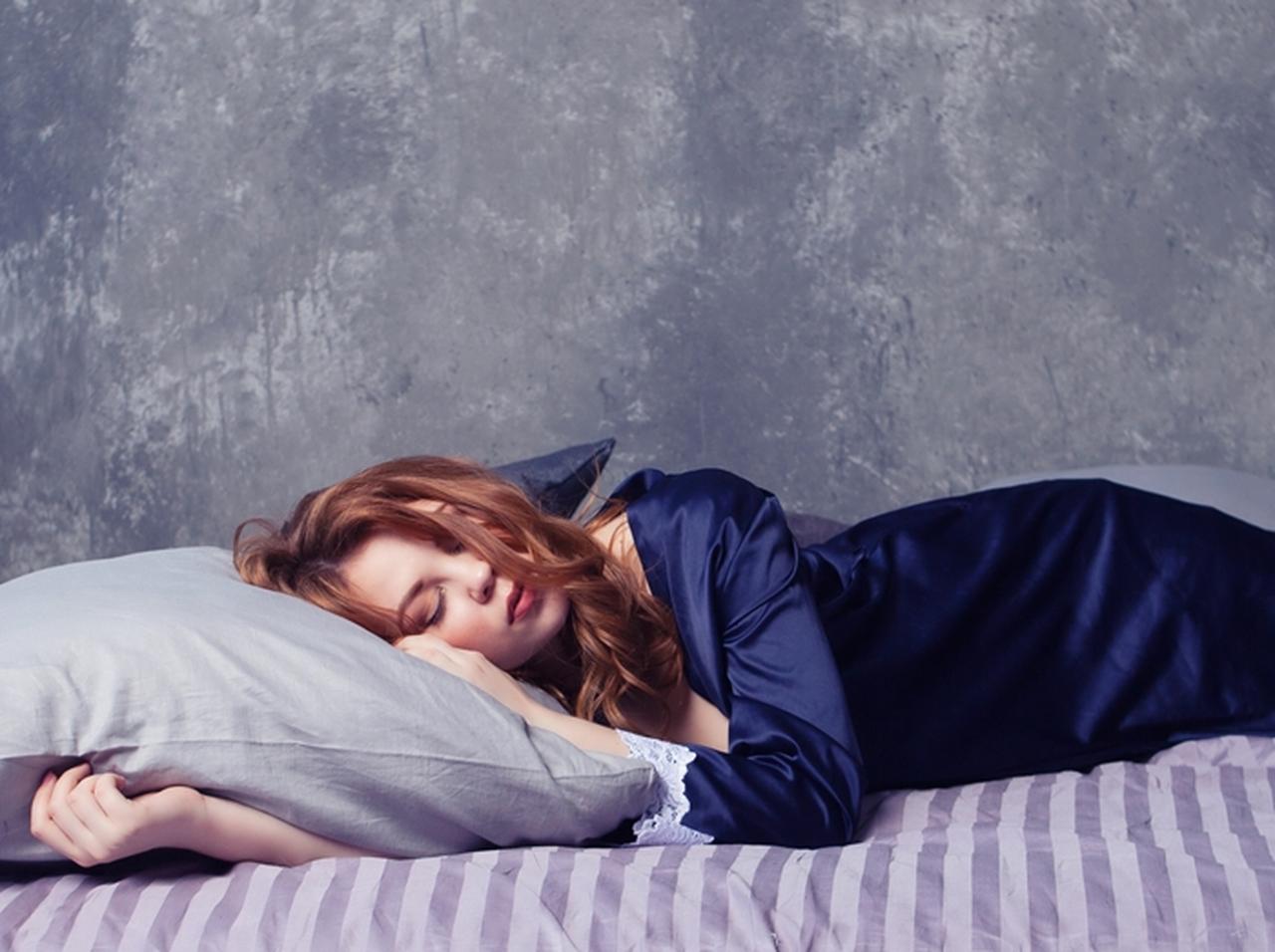 化粧を落とさずに寝てしまった女性、彼氏の「優男ぶり」に絶賛の嵐