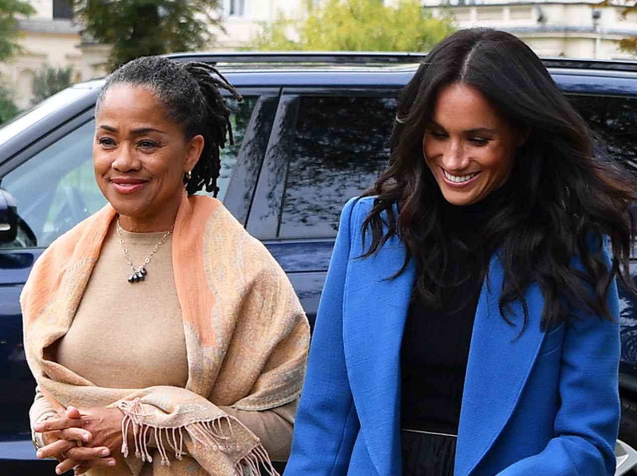 メーガン妃母、娘の「十八番ルック」を見事に着こなす