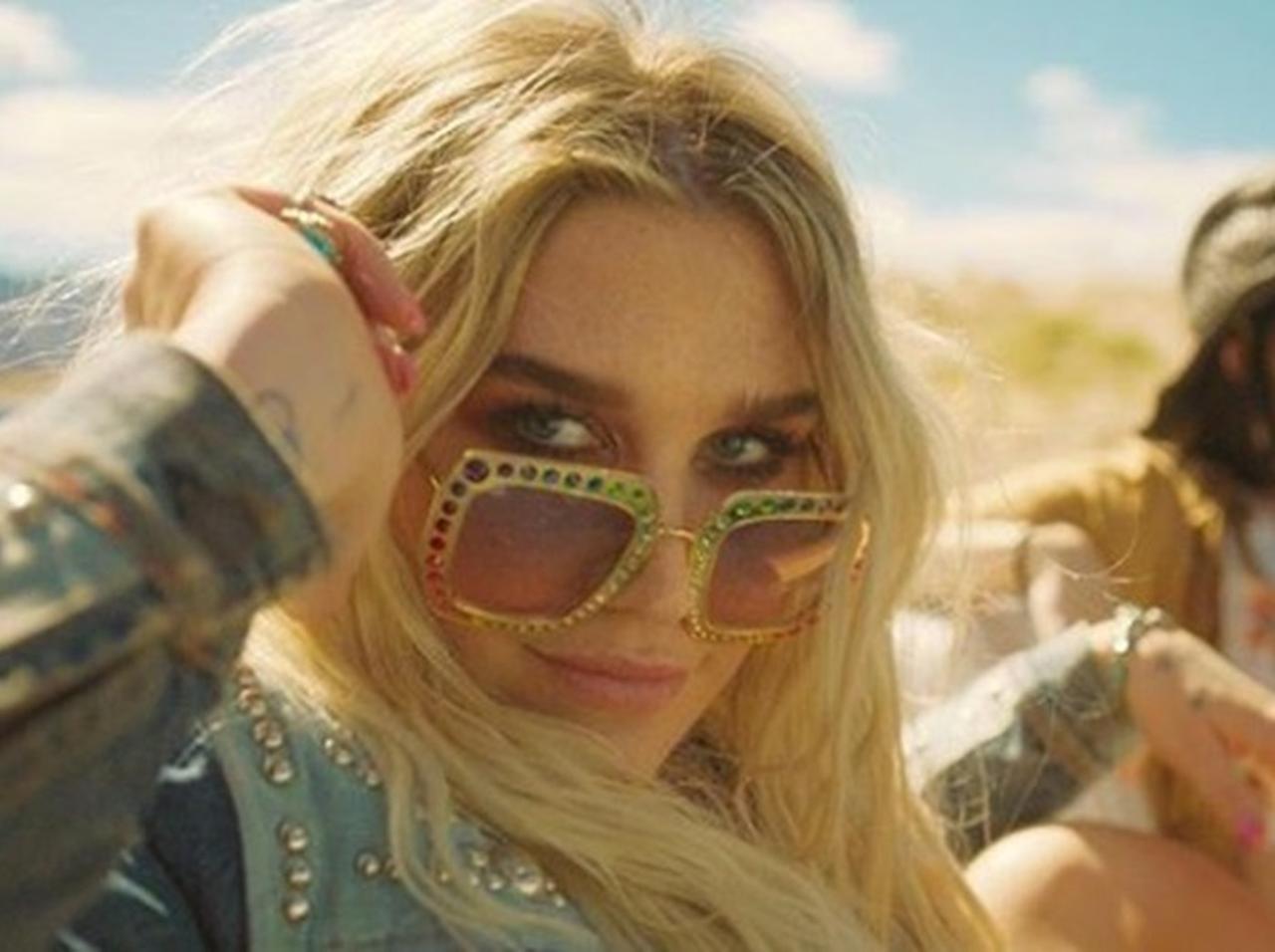 10月に来日公演行うケシャのサイン入りグッズをプレゼント!