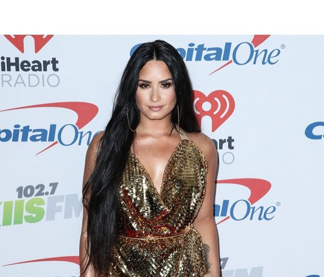 デミ・ロヴァート、リハビリ施設に入所後初めて姿を現す