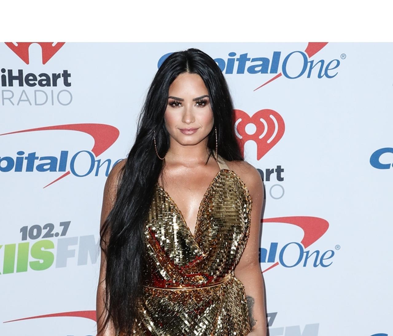 デミ・ロヴァート、リハビリ施設に入所後初めて姿を現す