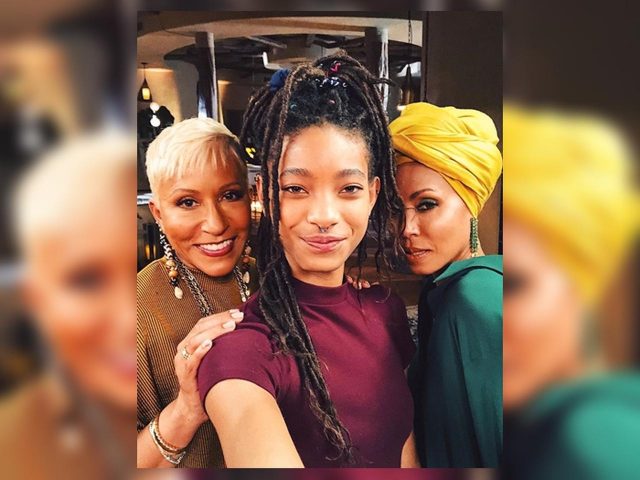 ウィル・スミスの妻、64歳の母親の目を疑う「割れた腹筋」を公開