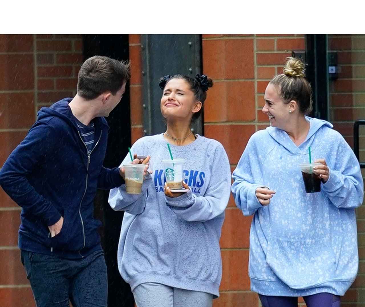 アリアナ・グランデ、久しぶりに姿を現すも雨のせいでパンダ目に