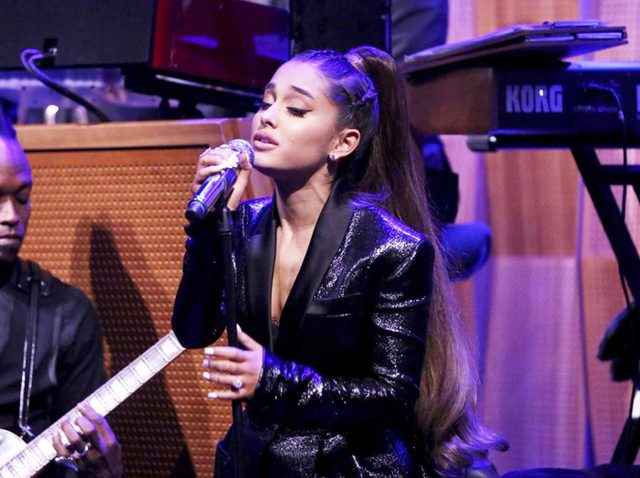 アリアナ・グランデ、アレサ・フランクリン葬儀で渾身の追悼パフォーマンス【動画】