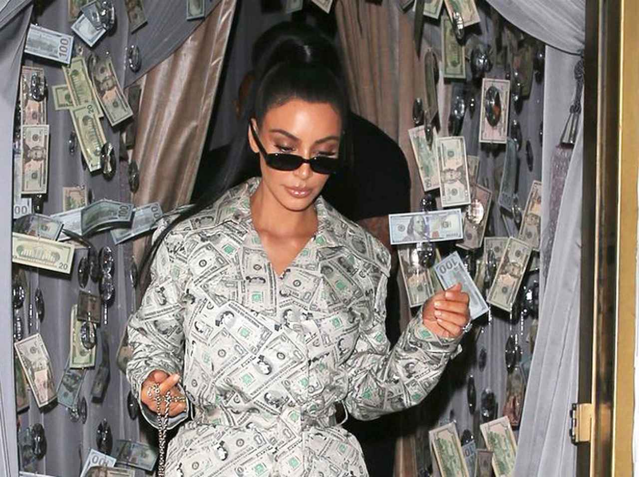 キム・カーダシアン、自分史上「最高にバブリー」な装いでパーティに繰り出す