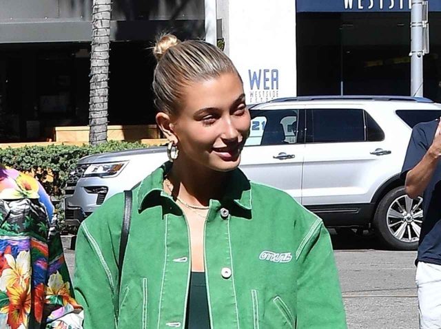 ヘイリー・ボールドウィン、最新デートコーデはデニム・オン・デニム