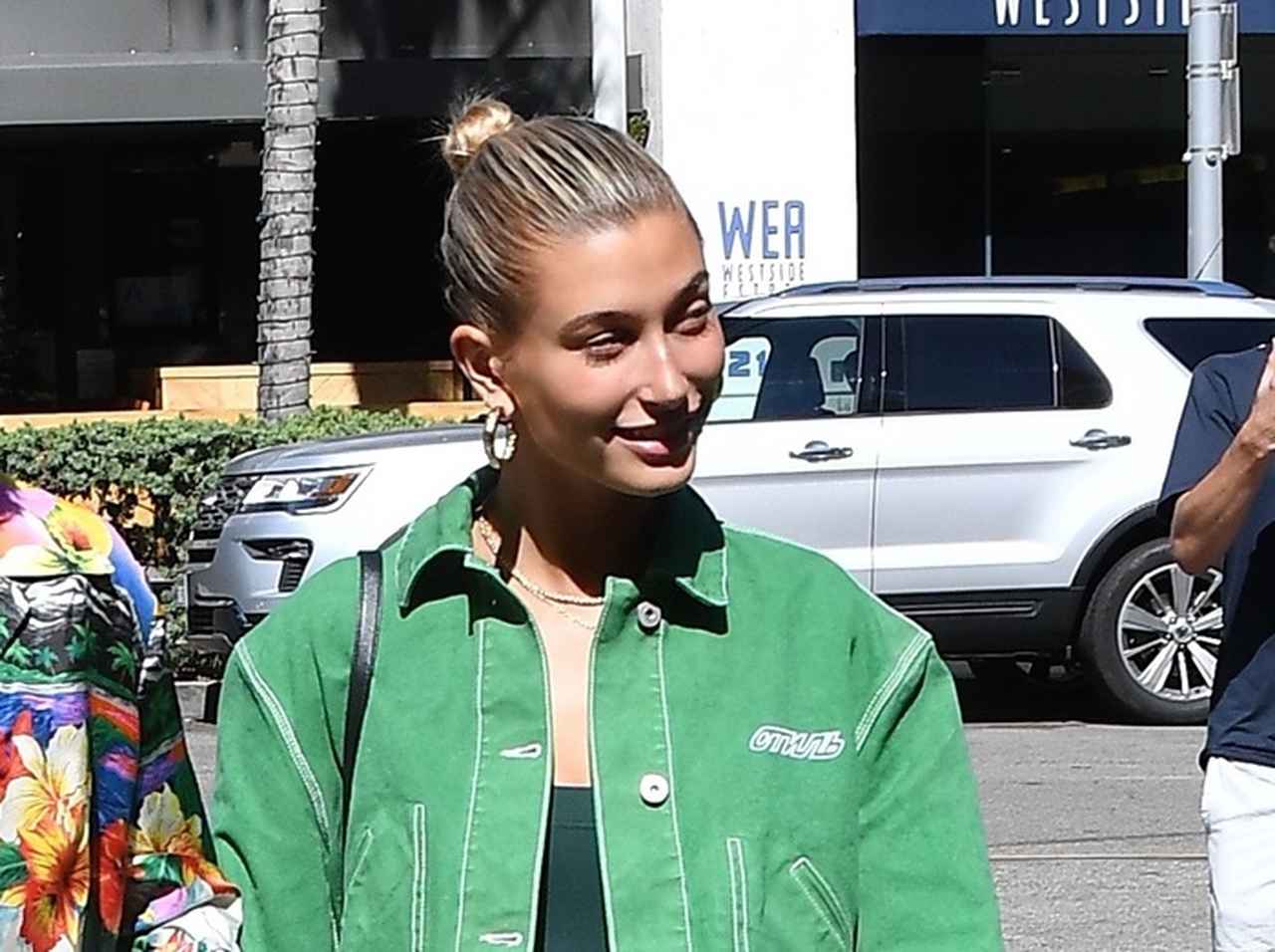 ヘイリー・ボールドウィン、最新デートコーデはデニム・オン・デニム