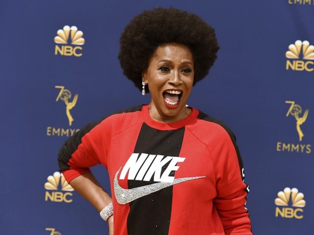 女優が「ナイキ」のスウェットで授賞式に出席、大絶賛のワケとは？【エミー賞】