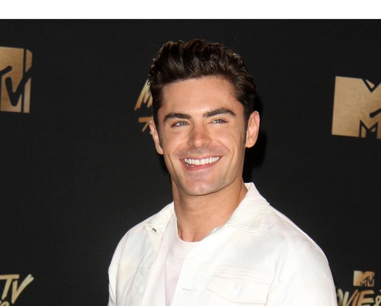 ザック・エフロン、12歳年上の意外な「大御所シンガー」とワンナイトラブとの報道が