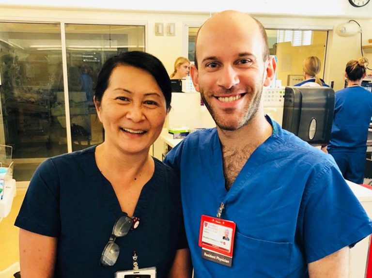 ベテラン看護師と新人研修医、時を越えた「奇跡のツーショット」に心が震える