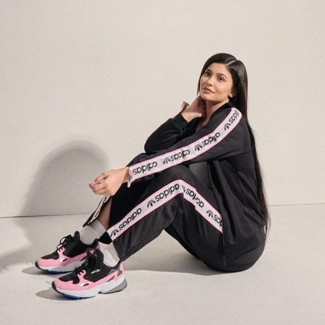 カイリー・ジェンナーが履いてバカ売れ中「adidasFALCON（アディダスファルコン）」って？