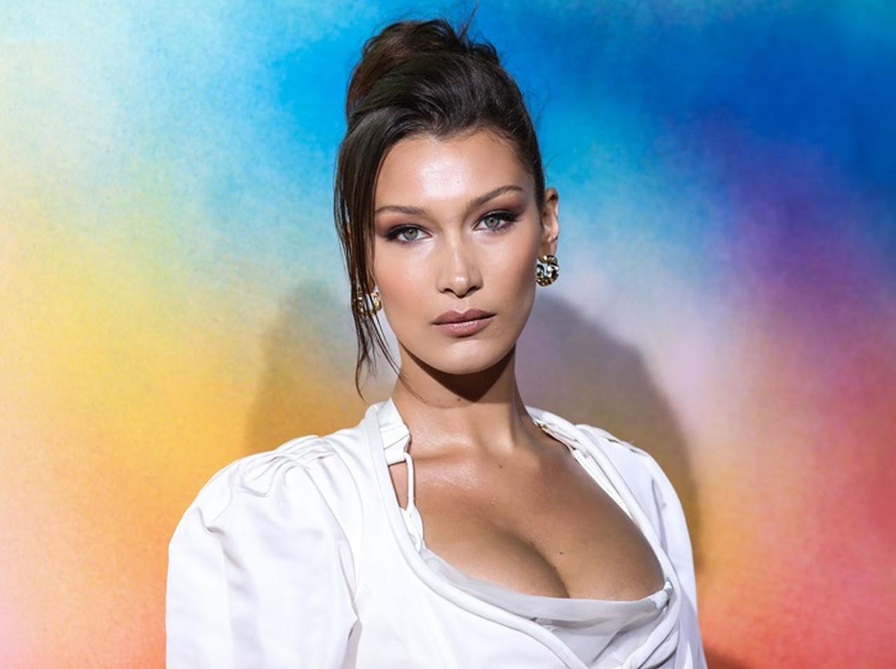 ポロリ寸前!ベラ・ハディッド、カーデの着こなし方がきわどすぎる