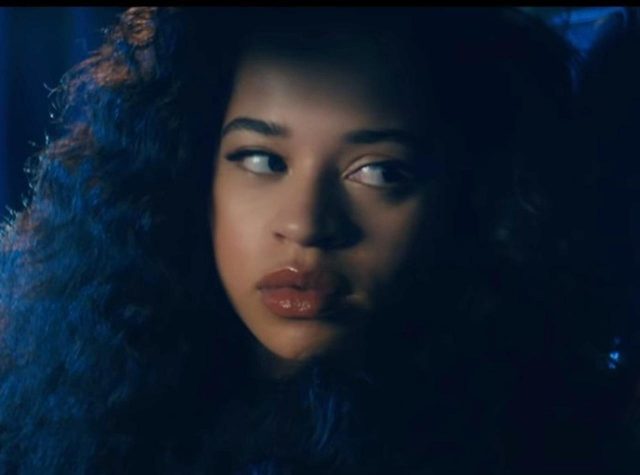 エラ・マイ、新曲「トリップ」のMV解禁！ハマちゃった恋を歌う