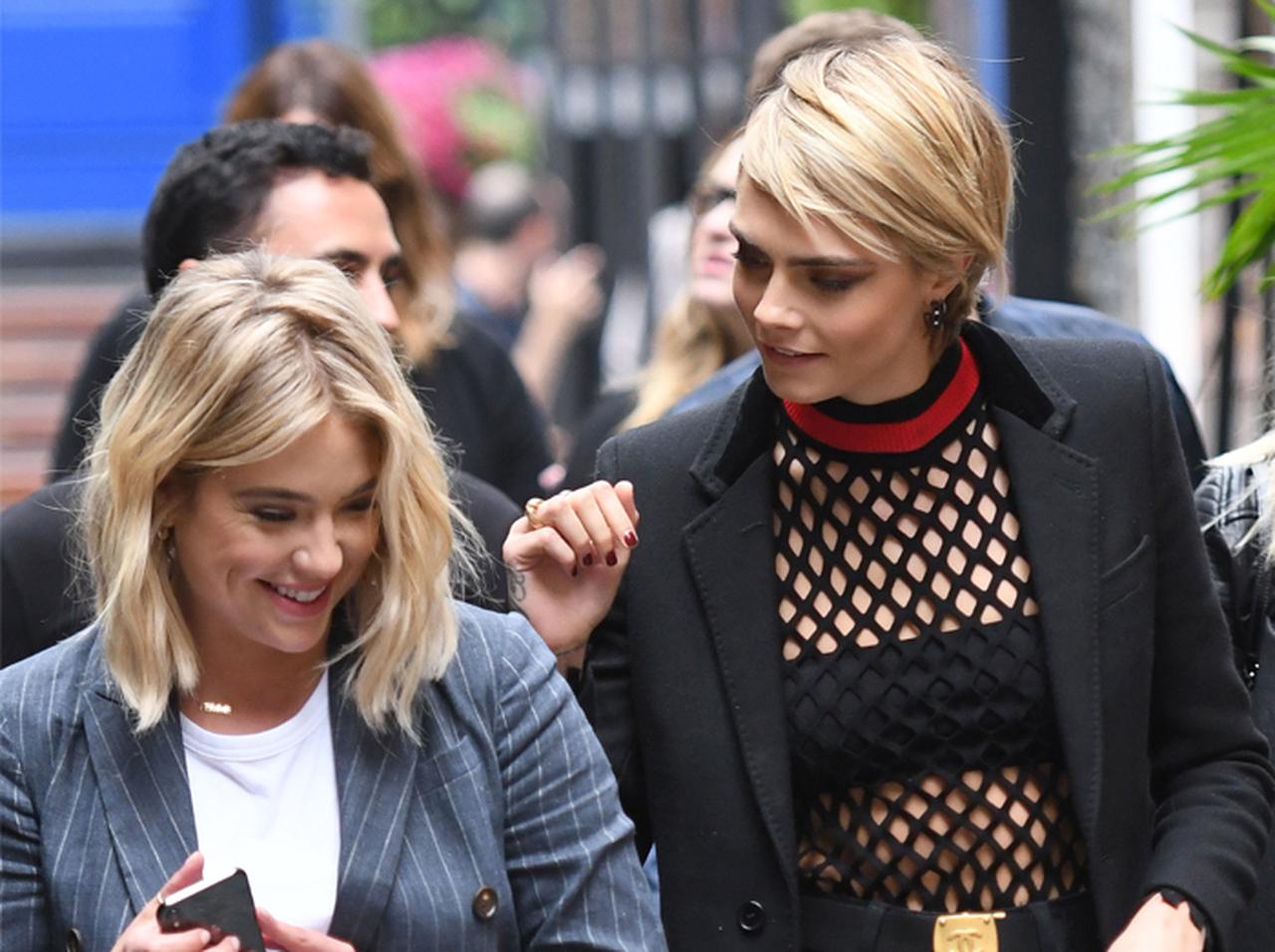 カーラ・デルヴィーニュ、熱愛噂のアシュレイ・ベンソンと共演作を仲良くPR