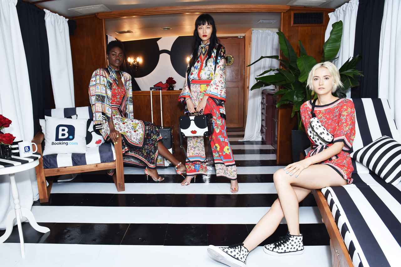 ブッキング・ドットコム×alice + oliviaのファッションヨットが可愛すぎる【プレゼント】