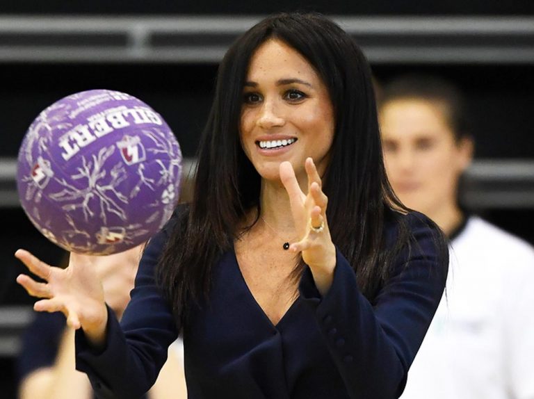 メーガン妃、25万円の高級ブラウスとピンヒールで球技試合に参加