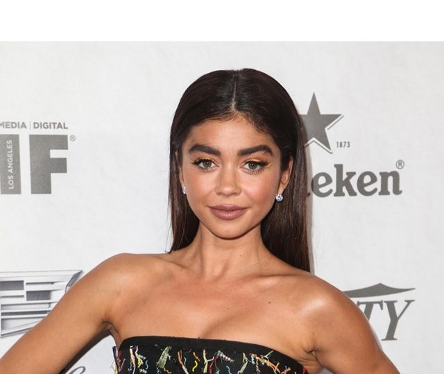 サラ・ハイランド、完璧なドレス姿の裏で行われた数々の「偽装」を明かす