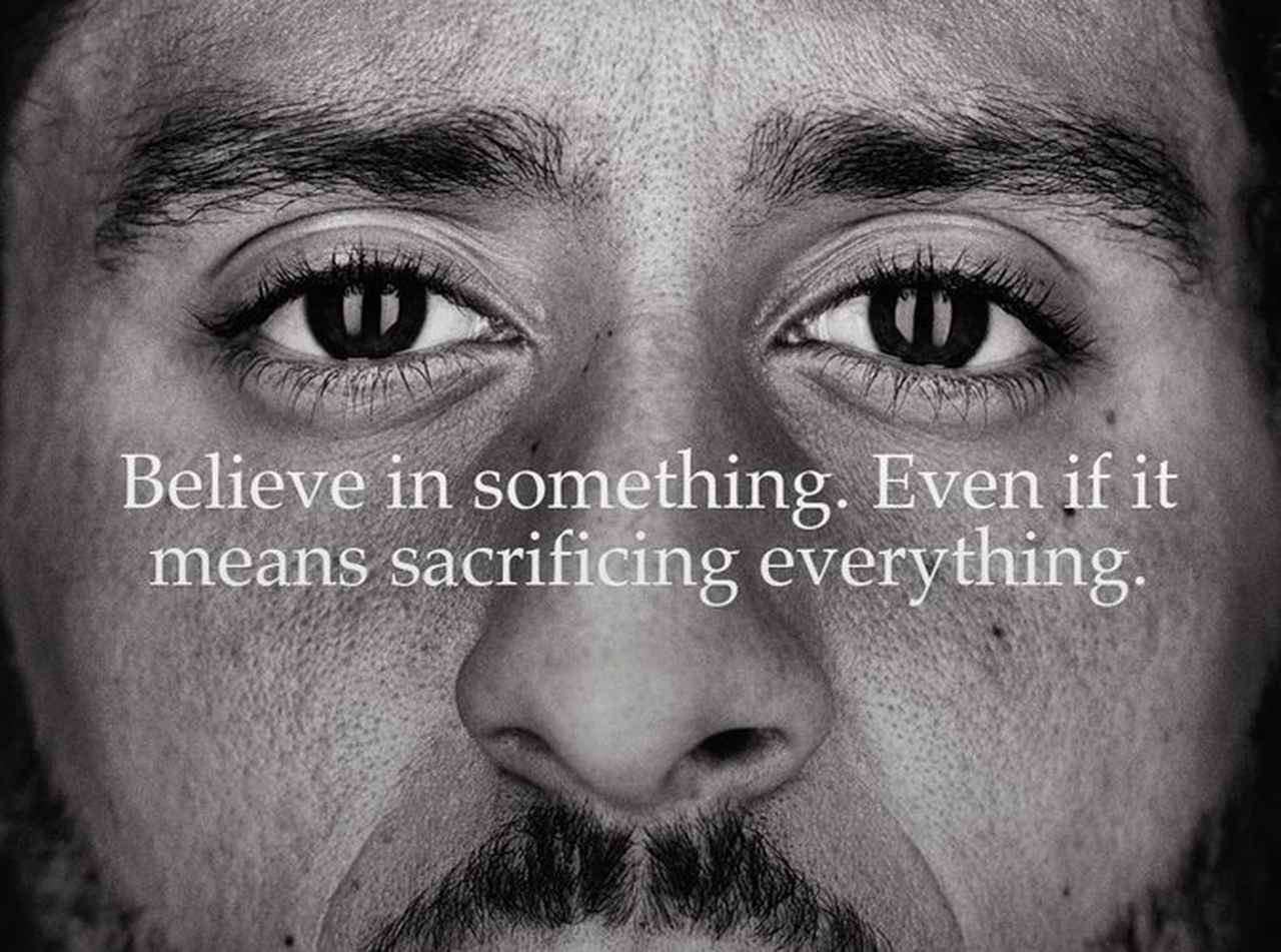 ナイキ、国歌斉唱でひざまずいたNFL選手コリン・キャパニックを広告塔に