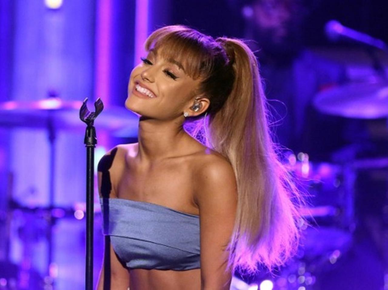 アリアナ・グランデ、代名詞であるポニーテールに隠されたヒミツとは?