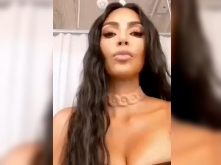 キム・カーダシアン、首に光るネックレスを埋め込んだ動画にファンがざわざわ
