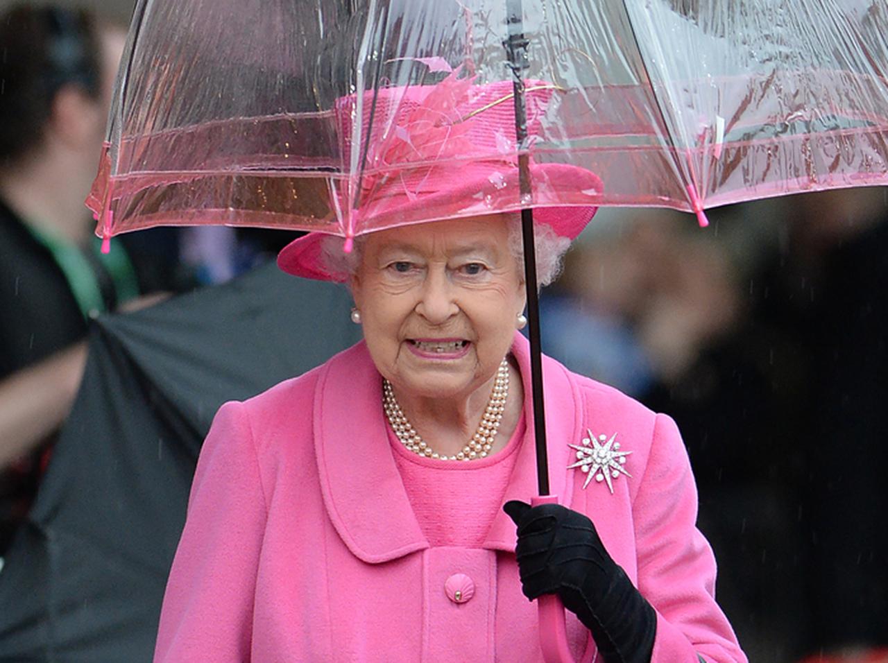 エリザベス女王の「雨の日コーデ」に欠かせないオシャレすぎるこだわりって?