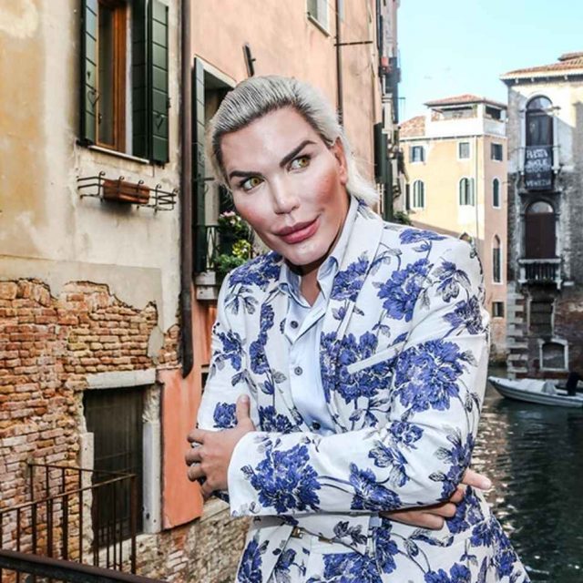バービーの恋人に憧れる「リアルケン」、ヴェネチアに”恐怖の”降臨【写真アリ】