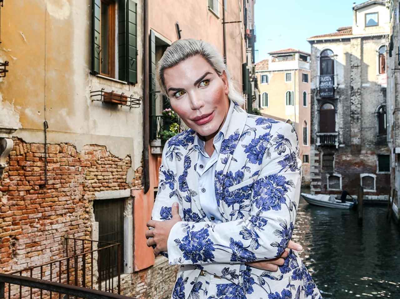 バービーの恋人に憧れる「リアルケン」、ヴェネチアに”恐怖の”降臨【写真アリ】