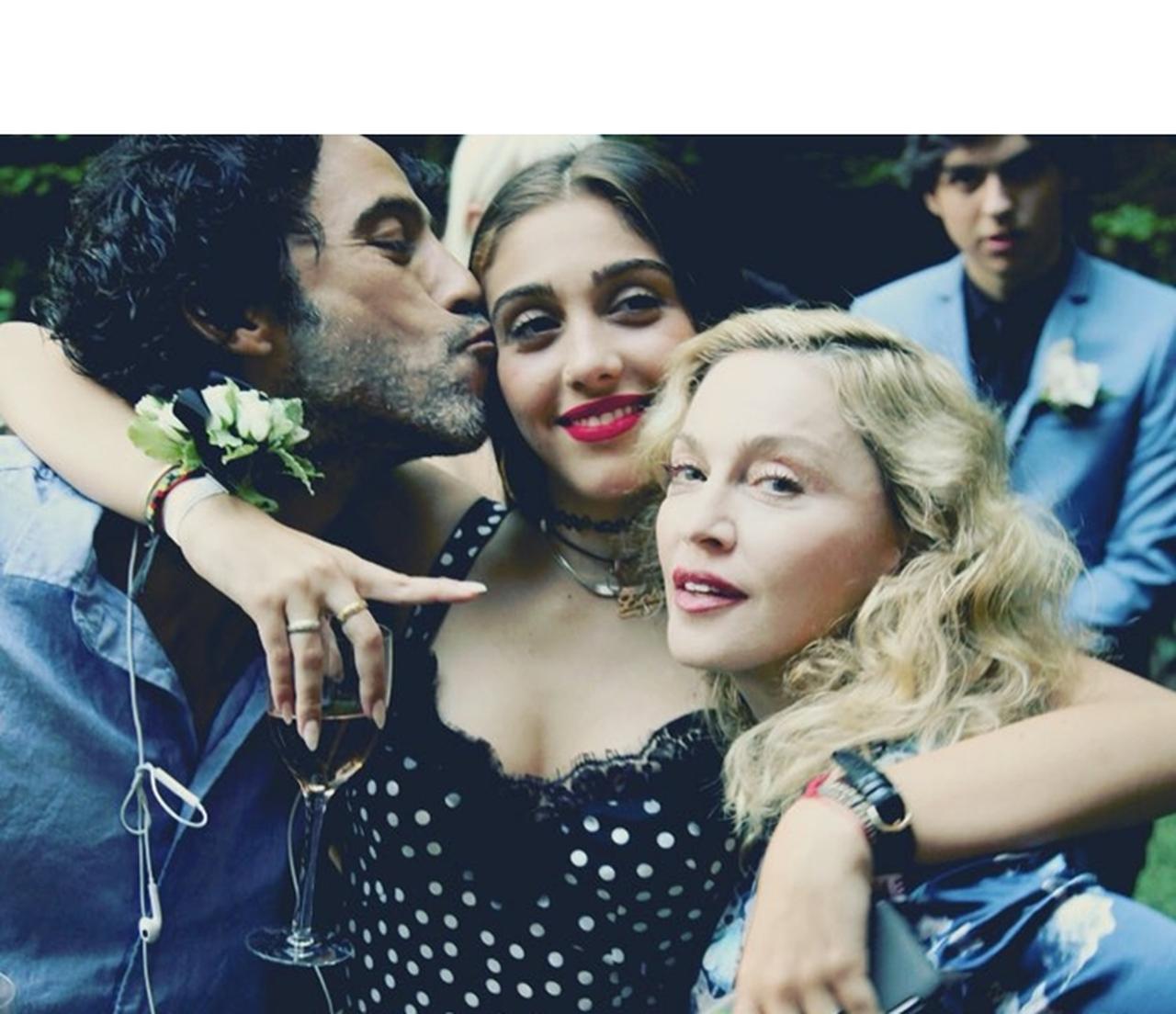 マドンナ娘、過激な「貝殻ブラ」スタイルでランウェイデビュー