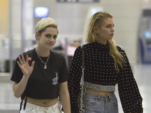 クリステン・スチュワート、食事中にステラ・マックスウェルに「あーん」