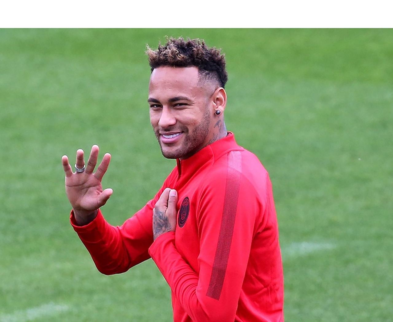 ネイマール、興奮してグランドへ乱入した子供に取った行動に拍手喝采