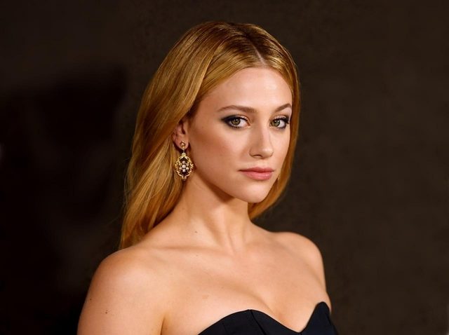 リリ・ラインハートの「赤面級ヌード」を『リバーデイル』共演者が完コピ