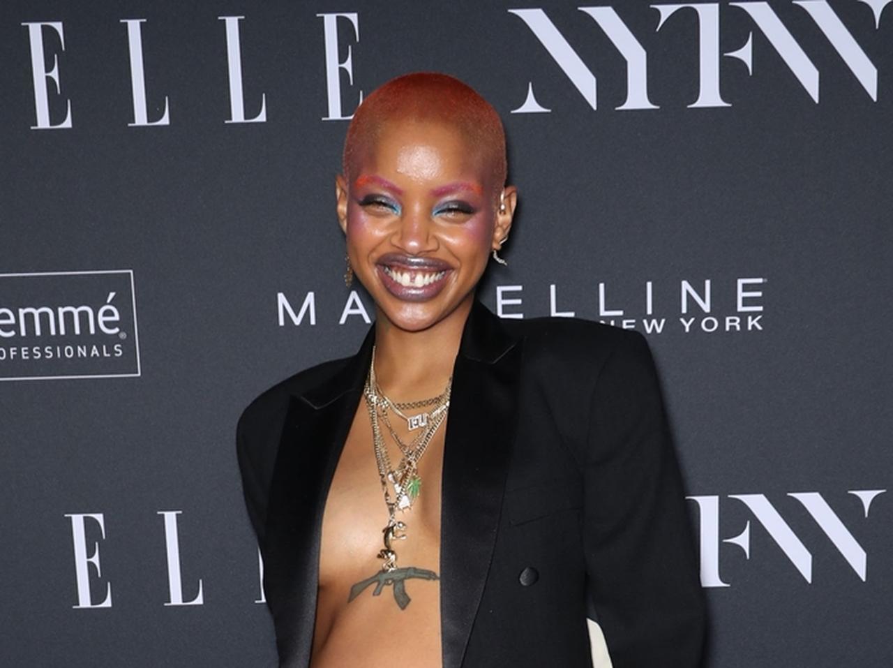 スリック・ウッズ、産後2週間と思えない驚異的なボディを披露