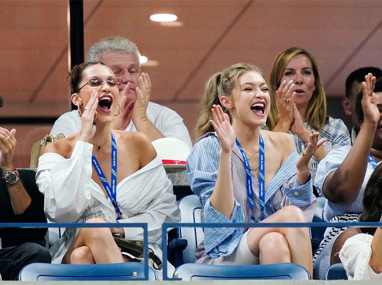 ジジ＆ベラ・ハディッド姉妹、どセクシーな「彼シャツ」ルックで白熱テニス観戦