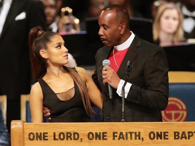 アリアナ・グランデ、牧師から過剰な「ボディタッチ」をされる