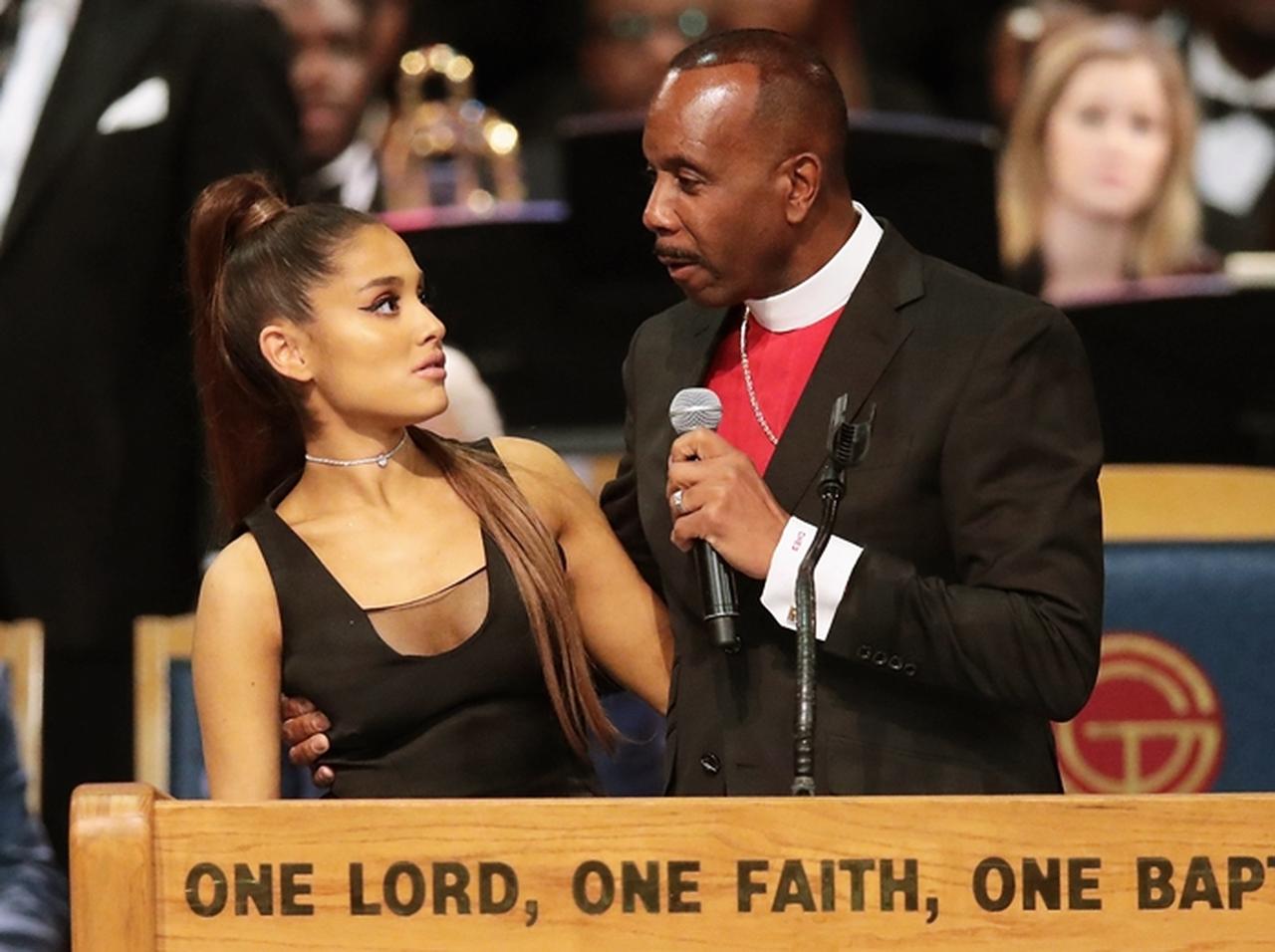 アリアナ・グランデ、牧師から過剰な「ボディタッチ」をされる