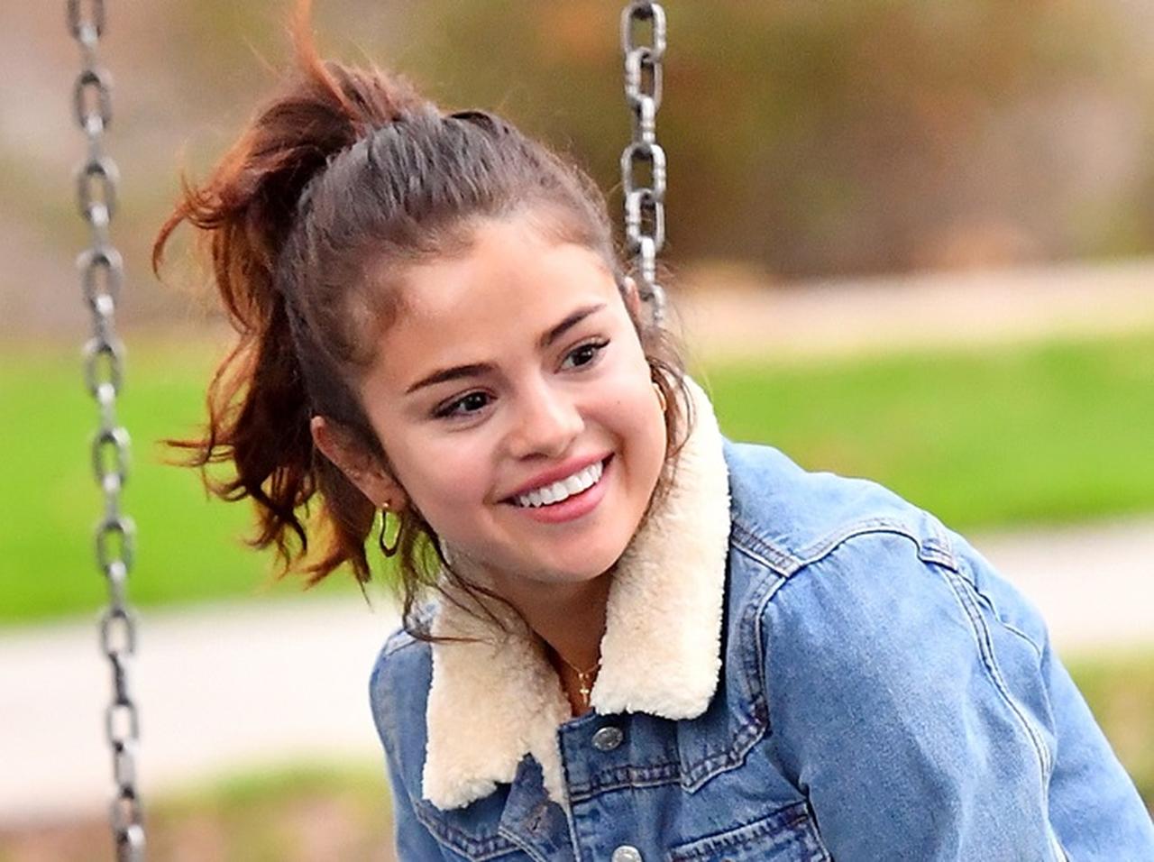 セレーナ・ゴメス、「醜い」と描かれたモチーフをつけて「あの人」へ無言のメッセージ